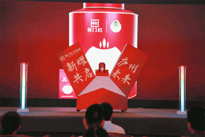 商場(chǎng)外墻廣告巨幅是什么材質(zhì)？