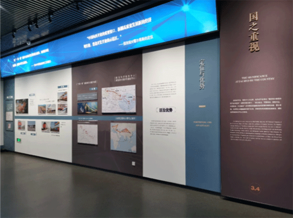 宣絨布加極窄型材展板，亞克力立體字
