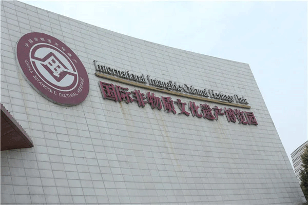 樓頂大型發(fā)光字制作安裝報價方案，可私咨詢哦